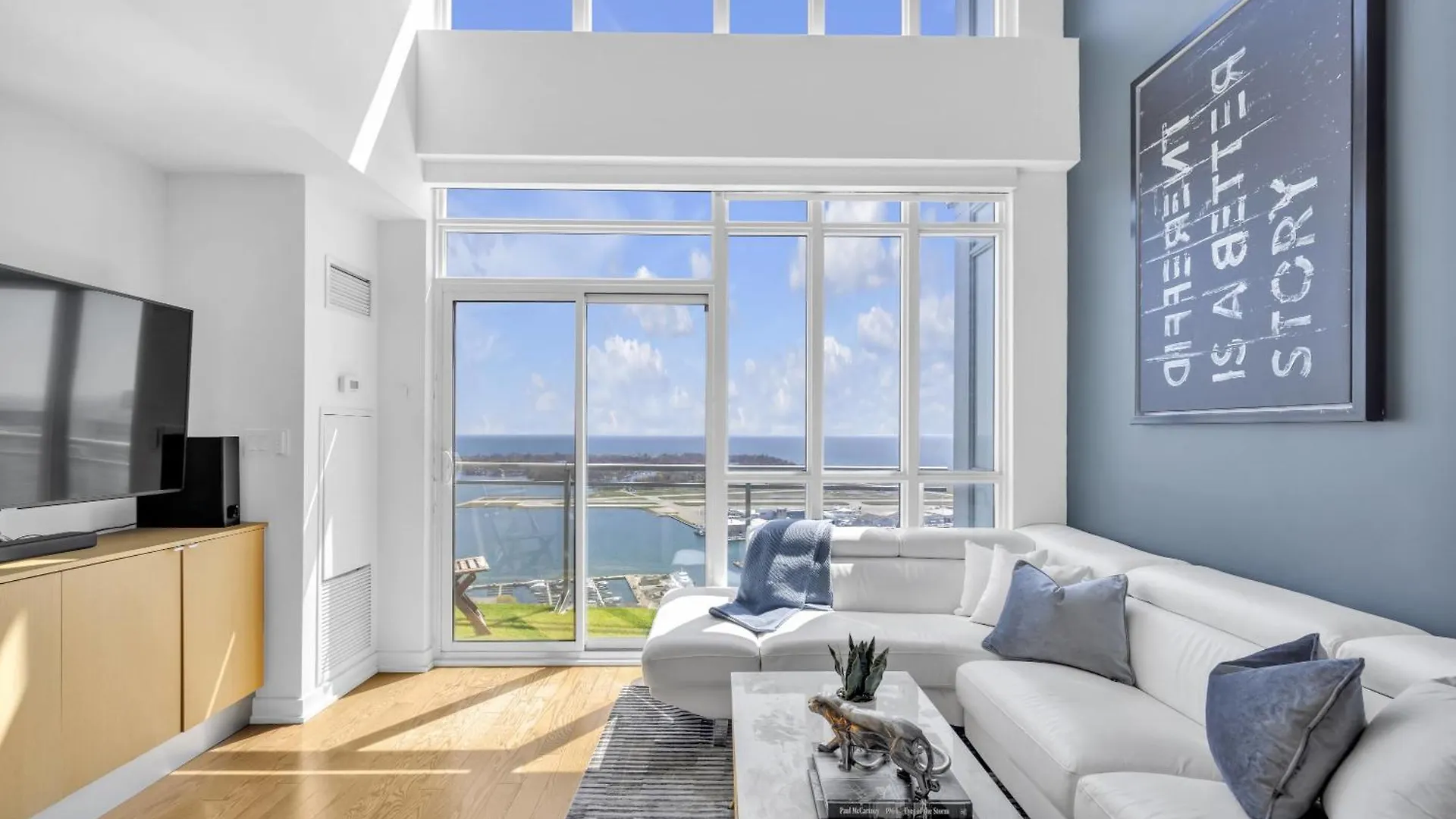 Penthouse Living Above The Skyline location